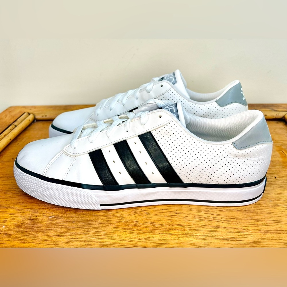 Adidas Men’s SE Daily Vulc Neo Size 10 White Black